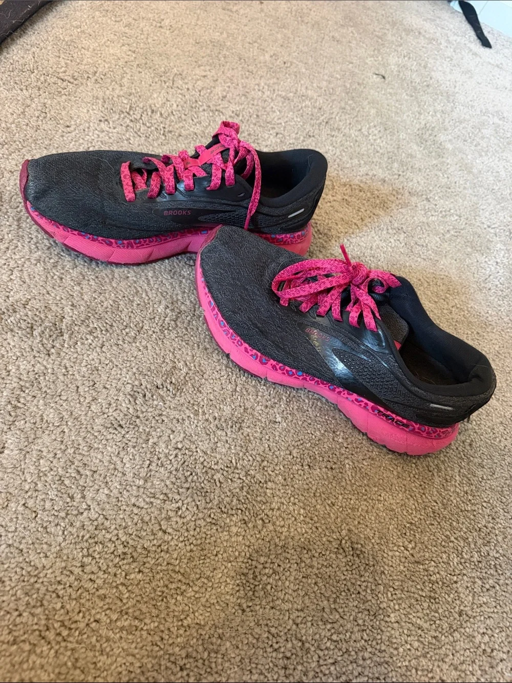 Brooks Trace Women's Black and Hot Pink Athletic Running Shoes